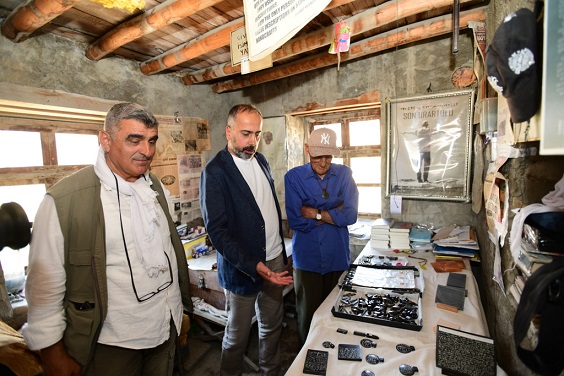 Van Yüzüncü Yıl Üniversitesi Rektörü Prof. Dr. Hamdullah Şevli, Çavuştepe’de Gerçekleştirilen Kazı Alanında Urartuca’yı Okuyup Yazabilen Mehmet Kuşman’ı Ziyaret Etti
